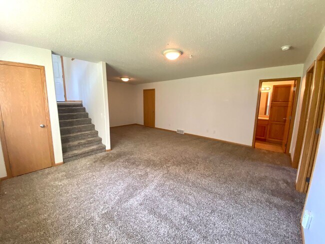 Building Photo - 744 34th Ave W