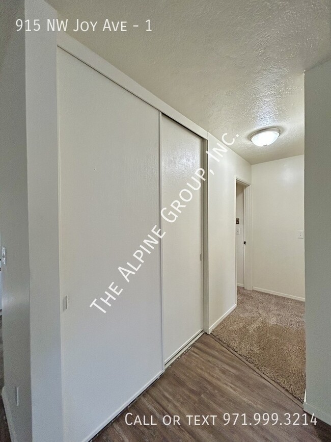 Building Photo - Single Level, 2 Bedroom by Cornell/NW Murr...