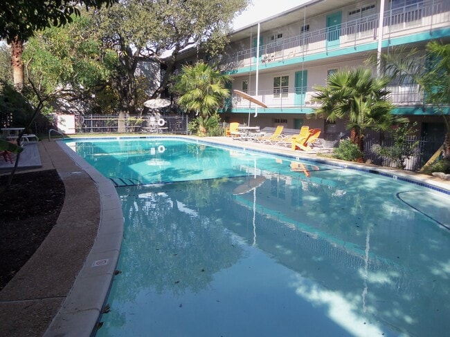 Building Photo - Courtyard Condo located between South 1st ...