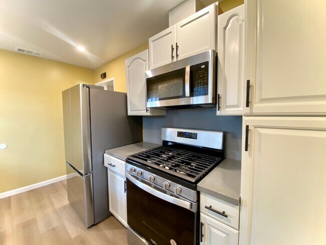 Building Photo - Upgraded 4-Bedroom Home with Family-Friendly Backyard! - Centerville Neighborhood