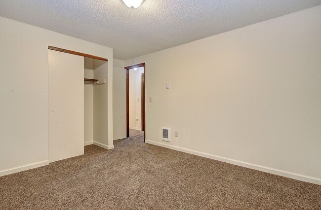 Building Photo - Coveted Cascade Park Area Split Entry Home