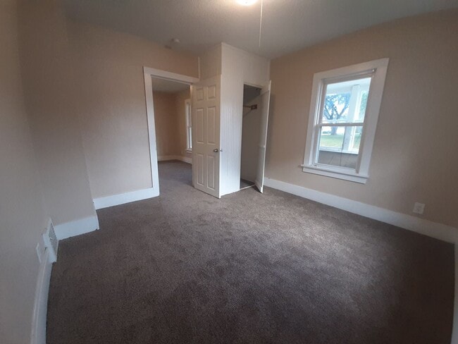 Building Photo - 3 Bedroom, 1 Bathroom home with new kitchen!