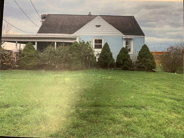 Primary Photo - 601 Aero Dr