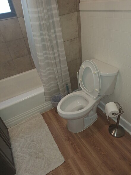 Building Photo - 909 W Oak St