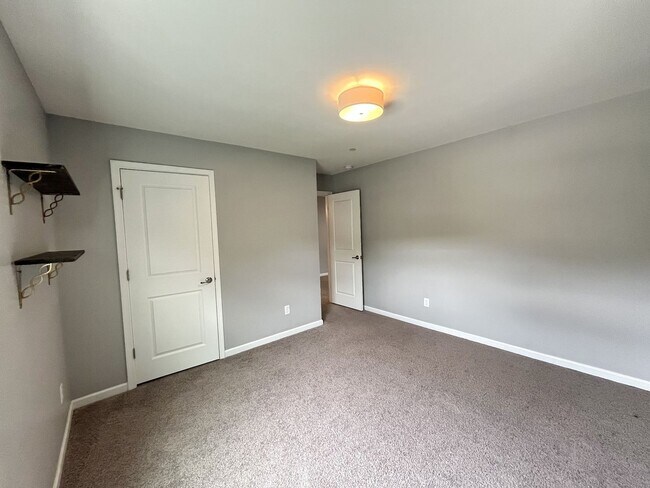 Building Photo - SPACIOUS FRANKLIN HOME WITH UPGRADES