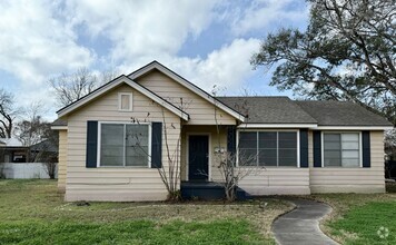 Building Photo - Spacious home with nice outdoor room to re...