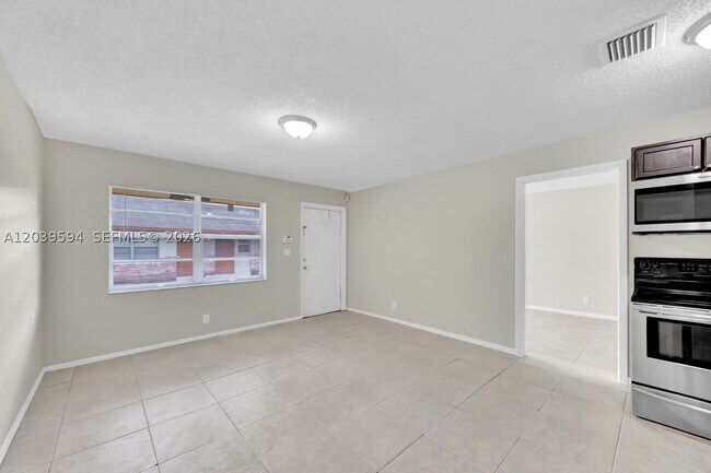 Building Photo - 2610 Riverland Dr