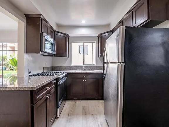 Building Photo - 608 Illinois Ct