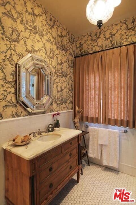 Building Photo - 427 12th St