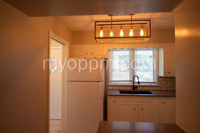 Building Photo - Spacious 4 Bed 2 Bath Home!
