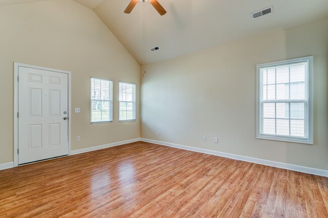 Building Photo - Feels Like New 3 Bed 2 Bath Minutes from H...