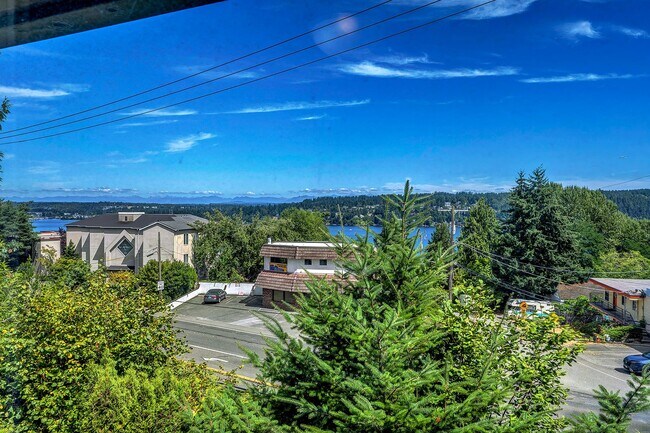 Building Photo - Excellent View Lake Forest Park