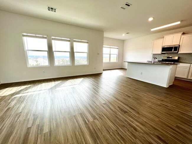 Building Photo - Beautiful 3 beds 2.5 baths in Lago Vista