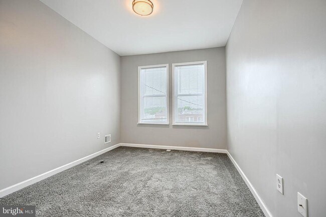 Building Photo - 1702 E 32nd St