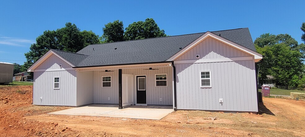 Building Photo - 905 W Chestnut Ext