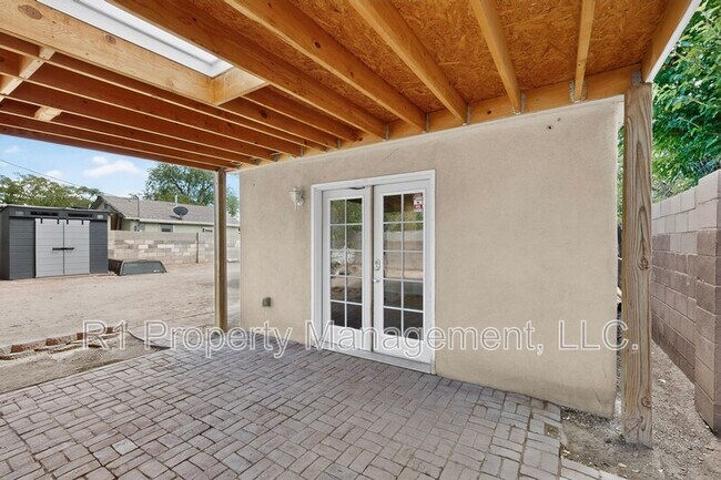 Building Photo - 823 San Lorenzo Ave NW
