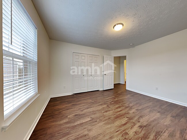 Building Photo - 156 Haverstraw Pl