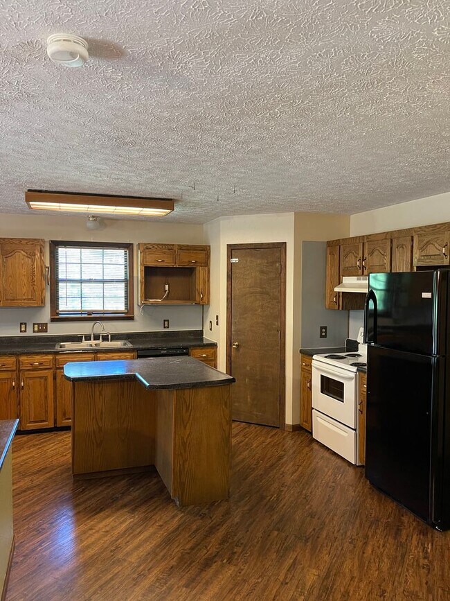 Building Photo - Available July 25th!!! No showings until June 1st