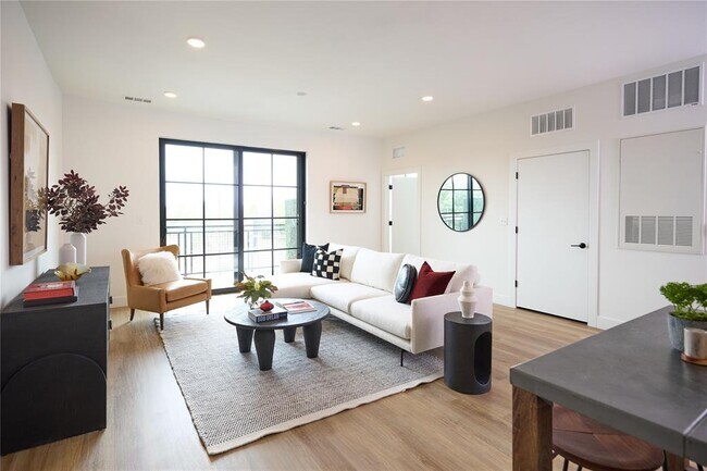 Primary Photo - 4315 S Congress Ave