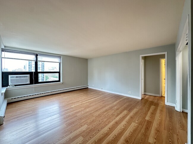 Building Photo - 450 W Wellington Ave