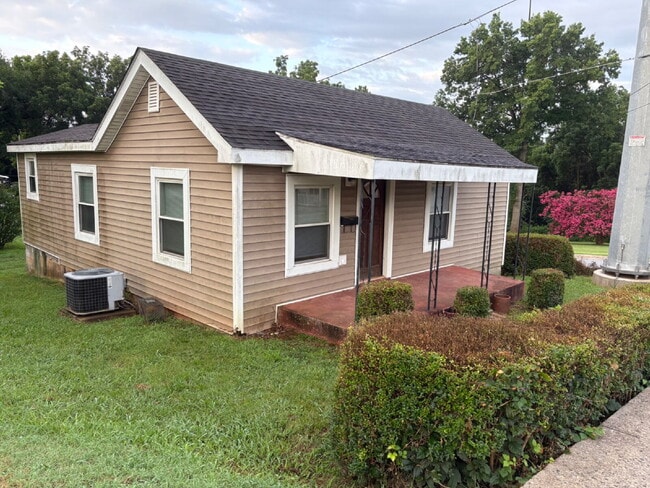 Building Photo - Recently Updated 2 bedroom / 1 bathroom ho...