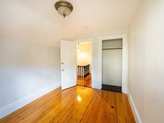 Building Photo - 12 Adella Pl