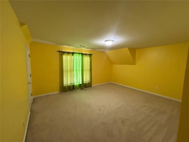 Building Photo - 815 Earlham Dr