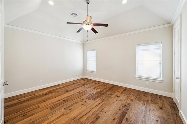 Building Photo - 9443 Fannin St