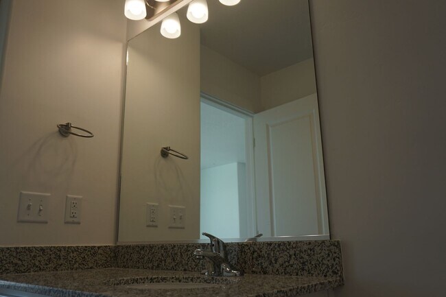 Building Photo - Layton Townhome 3 Bed 2.5 Bath