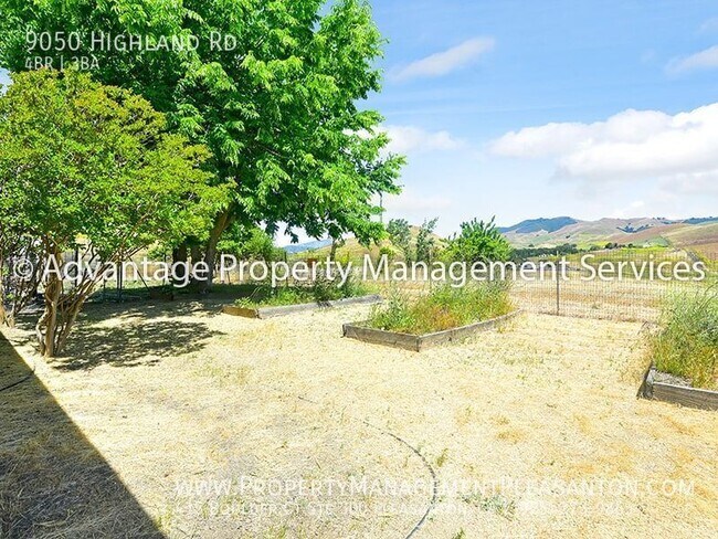 Building Photo - Unique 4 Bed / 3 Bath 3,484 Sq Ft Home off...