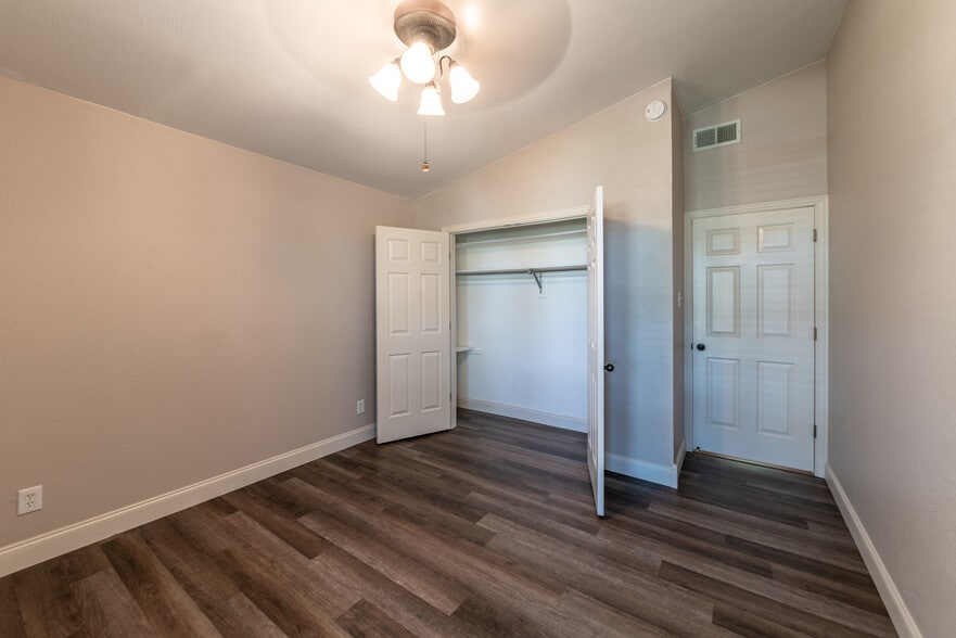 Building Photo - 2709 Forest Grove Dr