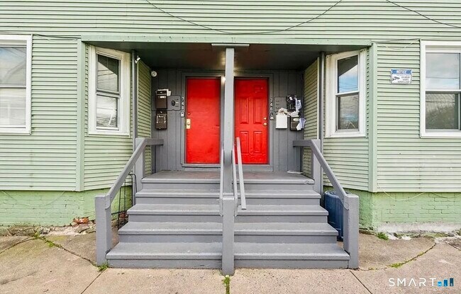Building Photo - 748 Maple St