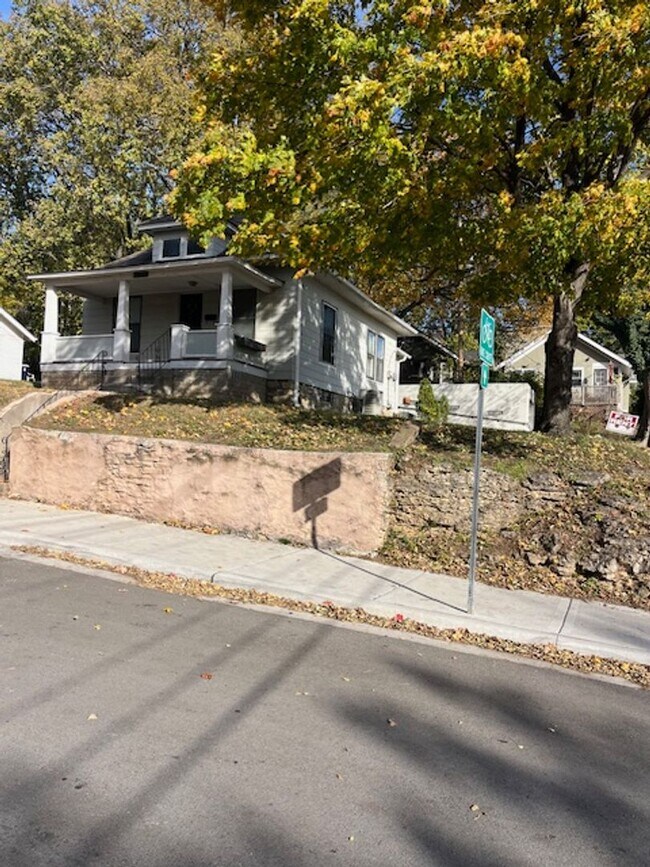 Building Photo - West Plaza Home close shops and entertainment