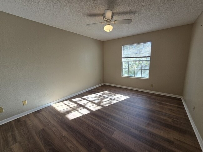 Building Photo - 1 Bed 1 Bath Third floor condo in Nice Community for Rent in Orlando $1349