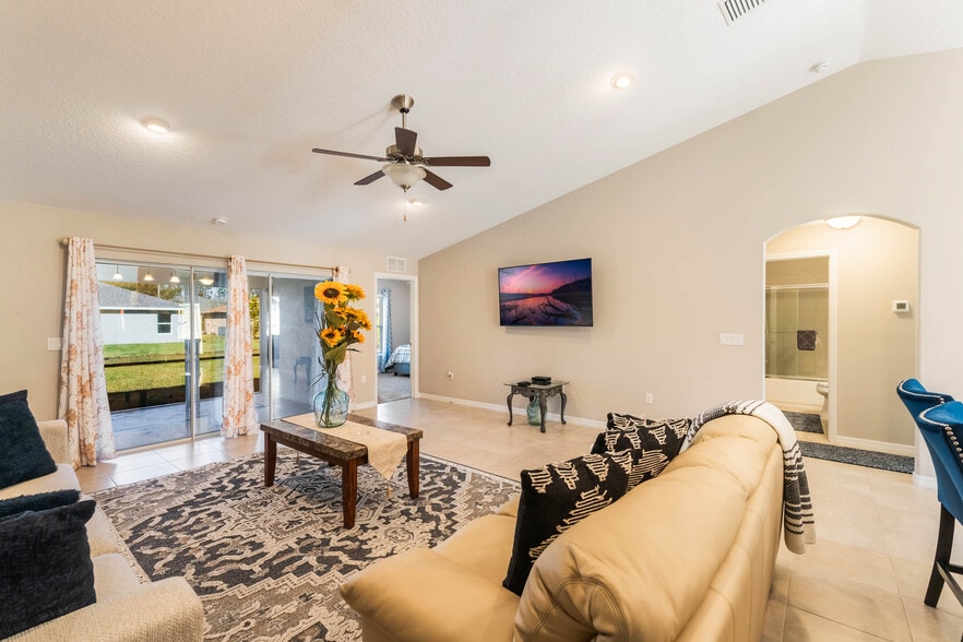 Building Photo - 15 Raeland Ln