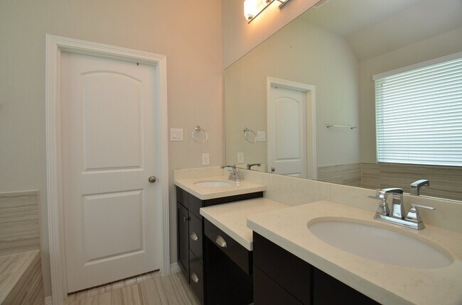 Building Photo - 11134 Honeysuckle Haven Dr
