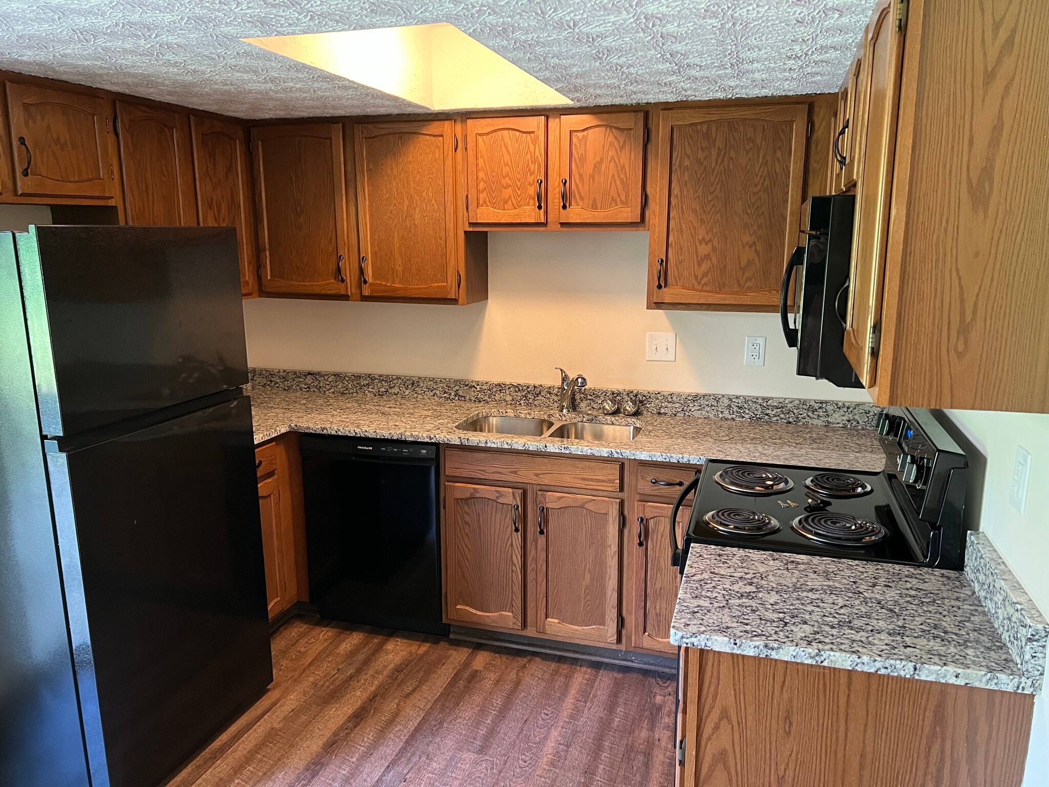 Building Photo - 709 Oak Trl