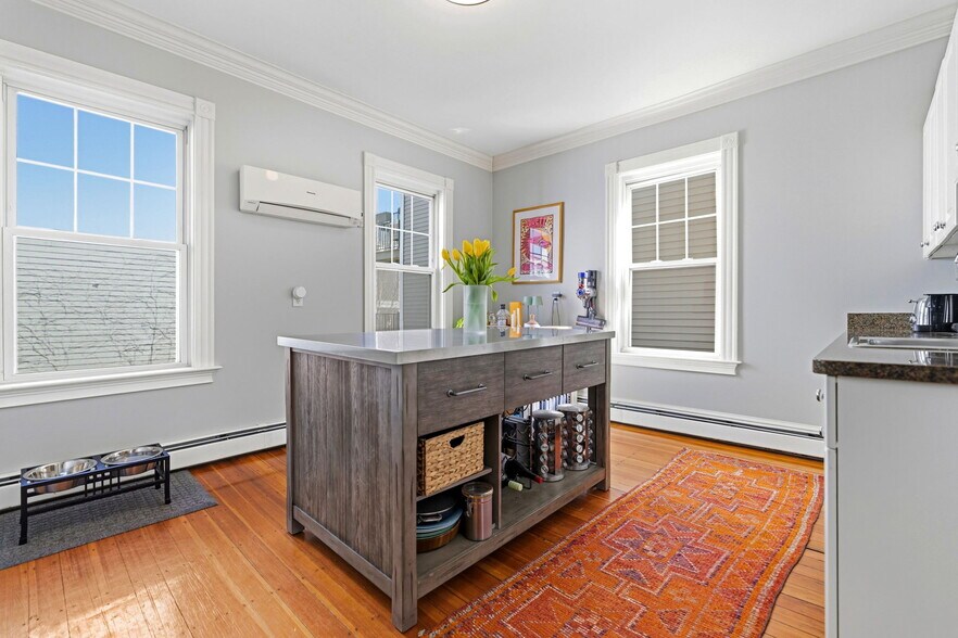 Building Photo - 722 E 2nd St