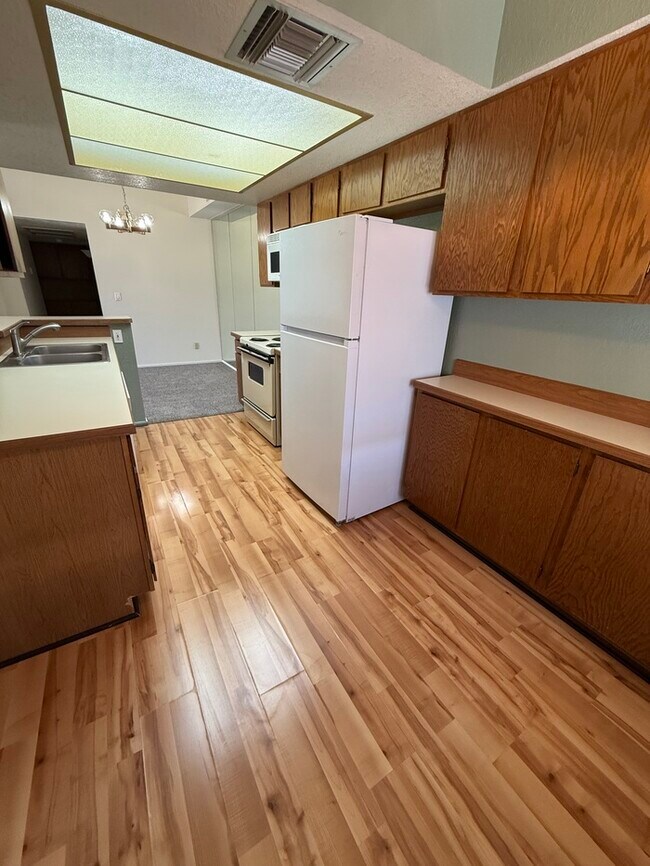 Building Photo - APARTMENT FOR RENT