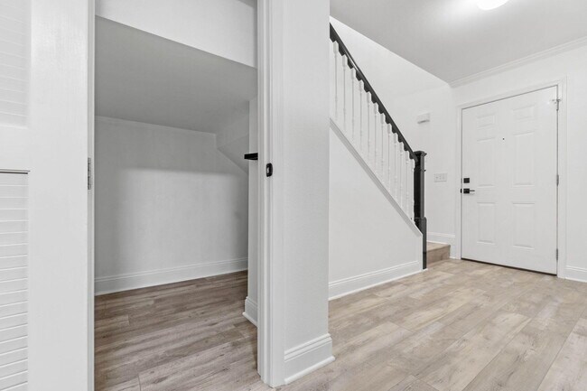 Building Photo - 707 Majestic Dr