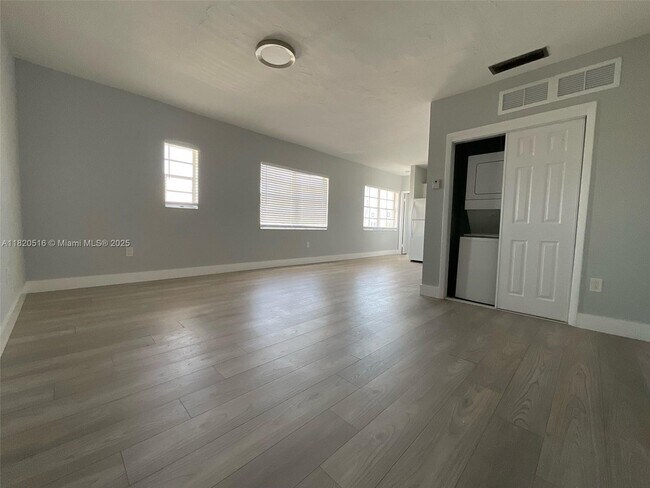 Building Photo - 1360 Collins Ave