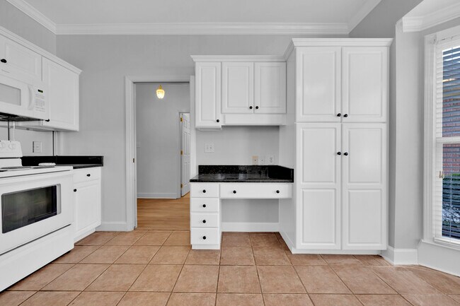 Building Photo - 310 Willow Crest Ln