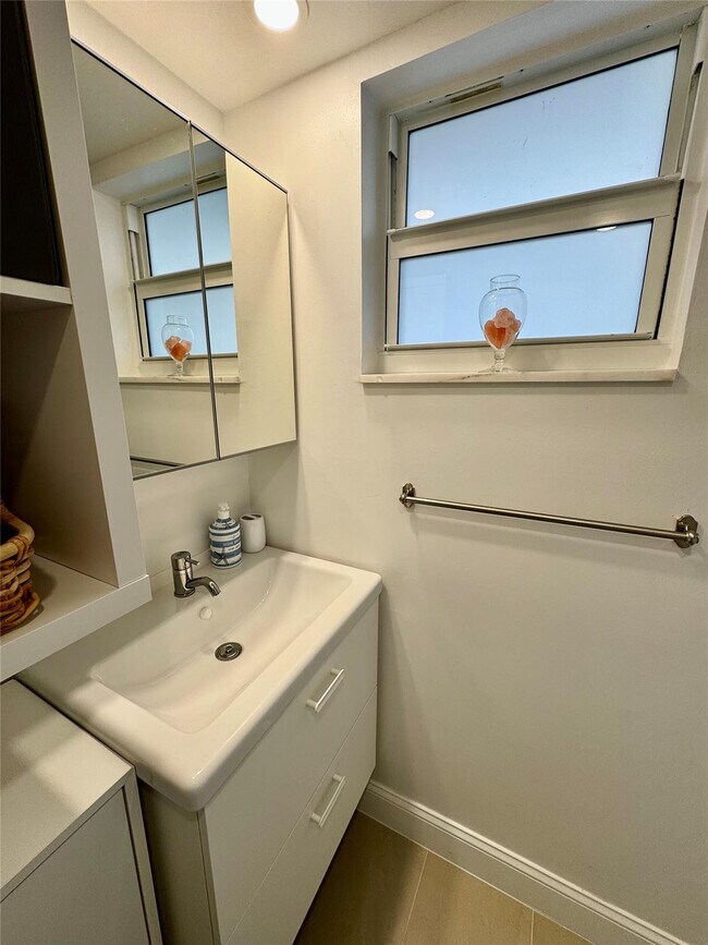 Building Photo - 1481 S Ocean Blvd