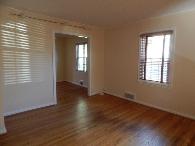 Building Photo - NICELY UPDATED DUPLEX NEAR METRO