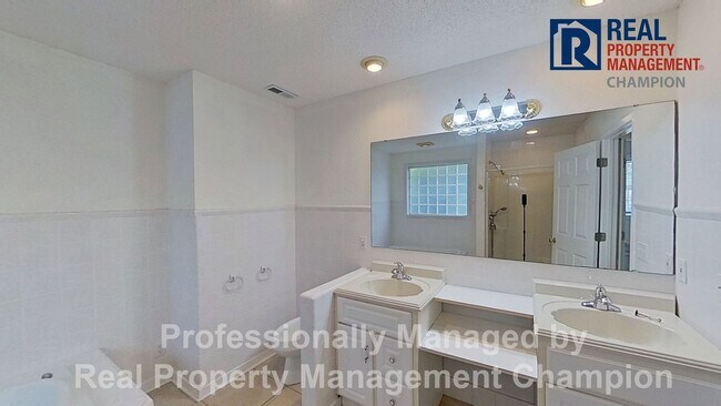 Building Photo - Spacious 3 BD/3 BA Home with Open Floorpla...