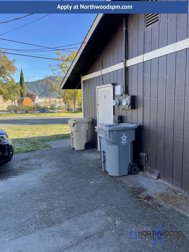 Building Photo - Cozy 1 bedroom 1 bath in Grants Pass