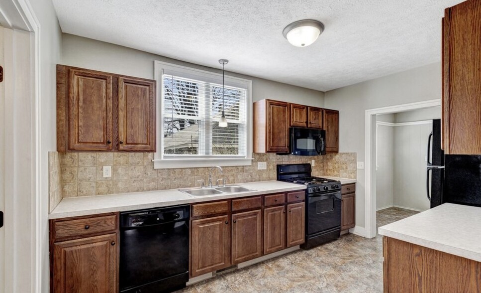 Building Photo - 904 Zeeland Ct NE