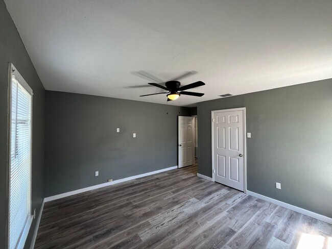 Building Photo - 3 BEDROOM 2 BATH WITH BACK APARTMENT