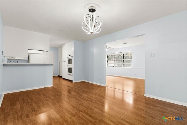 Building Photo - 204 Oak St