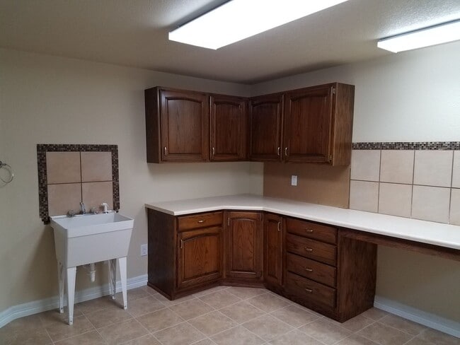 Building Photo - House For Lease